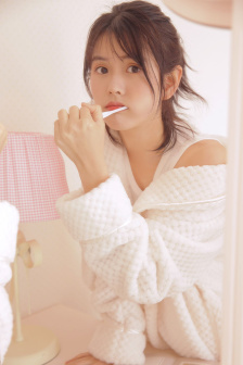 车里教练一口咬住我的奶